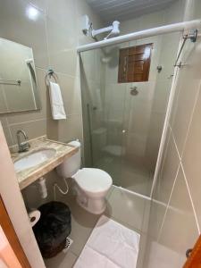 un bagno con doccia, WC e lavandino di Viva Praia Flats, maravilhosa hospedagem na praia! a Fortaleza Altre 17 foto