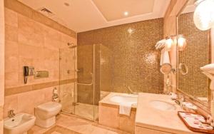 Bilik mandi di Century Hotel Doha