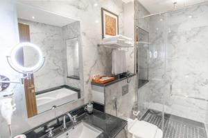 Bilik mandi di Century Hotel Doha