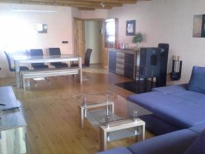 a living room with a blue couch and a table at Ferienwohnung Stablo in Kommen