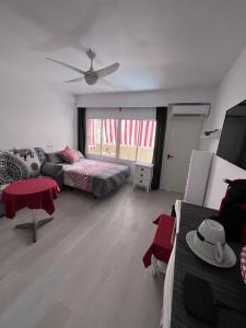 una sala de estar con una cama y un sofá en Estudio ROMÁNTICO La Carihuela, en Torremolinos 11 fotos más