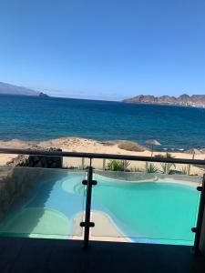 uma piscina com o oceano ao fundo em Lazareto Oceanview em Mindelo