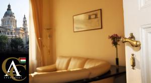 A seating area at Classic Central Apartment