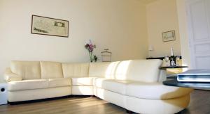 A seating area at Classic Central Apartment