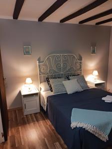 1 dormitorio con 1 cama grande y 2 mesitas de noche en EL LLIMONER en Sant Jordi