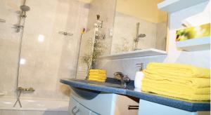 A bathroom at Classic Central Apartment