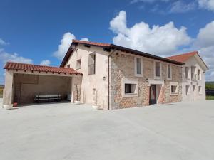 a large stone building with a large parking lot at CASA LA GRANJA in Galizano