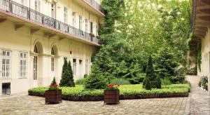 A garden outside Classic Central Apartment