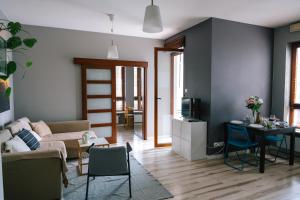 a living room with a couch and a table at Żoliborz Business Apartments by Rentujemy in Warsaw