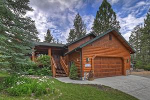Cabaña de madera con garaje y entrada en 131 - Moose Creek Lodge - Meredith Lodging, en Big Bear Lake