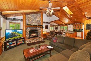 Una sala de estar con un sofá y una chimenea. en 131 - Moose Creek Lodge - Meredith Lodging, en Big Bear Lake