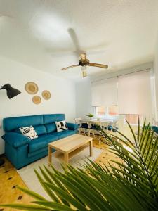 sala de estar con sofá azul y mesa en CASATUN Santapolera en Playa de Levante en Santa Pola