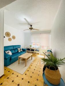 sala de estar con sofá azul y mesa en CASATUN Santapolera en Playa de Levante en Santa Pola