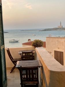 ヴィエステにあるRocca Sul Mare Hotelの海を望むバルコニー(テーブル、椅子付)