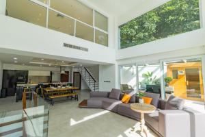 un soggiorno a pianta aperta con divano e tavolo di seaview patong private pool sauna 4br villa a Patong Beach
