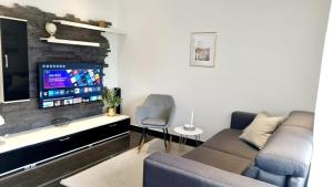 TV a/nebo společenská místnost v ubytování 2-Zimmer I Küche I Balkon I WLAN I Prime I Parken