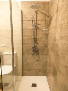 La salle de bains est pourvue d'une douche avec une porte en verre. dans l'établissement Come Together, à San Juan de la Rambla