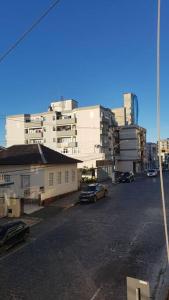 pusta ulica w mieście z wysokimi budynkami w obiekcie Apartamento com 3 quartos! 7 camas no Centro w mieście Lages