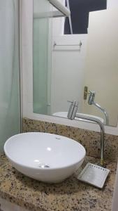 Apartamento com 3 quartos! 7 camas no Centro في لاجيز: بالوعة بيضاء على كونتر في الحمام