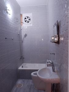 Bilik mandi di petra sun apartment +10 gambar