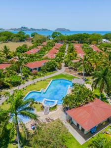 una vista aérea de un complejo con piscina y palmeras en Sueño al Mar Residence & Hotel, en Potrero