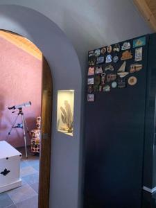 um corredor com uma porta com imagens na parede em Heu’s Monte em Odemira