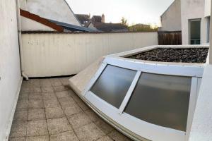 a window on the side of a building at Appartement 125m2 au centre de Cusset in Cusset