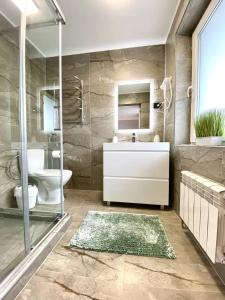 uma casa de banho com um lavatório, um WC e um chuveiro em готель Вікторія em Volovets