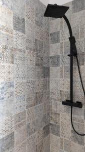 una doccia con soffione in un bagno di Chez Pépère a Londinières