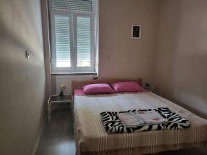 Ένα ή περισσότερα κρεβάτια σε δωμάτιο στο Apartman Central