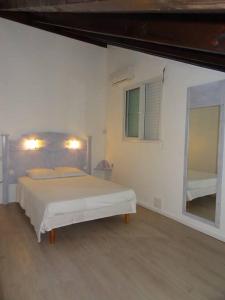 Habitación blanca con cama y ventana en Belle Villa au cœur de la Gwada en Le Gosier