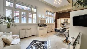 uma ampla sala de estar com uma cozinha e uma sala de estar em Luxury Loft - Milano Centrale em Milão