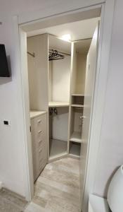 um closet com armários brancos em Luxury Loft - Milano Centrale em Milão