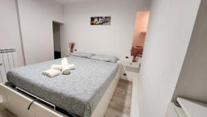 um quarto branco com uma cama e 2 toalhas em Luxury Loft - Milano Centrale em Milão