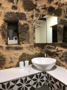 uma casa de banho com um lavatório e um espelho em CASA DO REI, PADERNE (FERREIRA DE PANTÓN) em Ferreira
