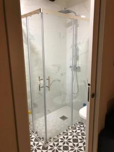 um chuveiro com uma porta de vidro na casa de banho em CASA DO REI, PADERNE (FERREIRA DE PANTÓN) em Ferreira