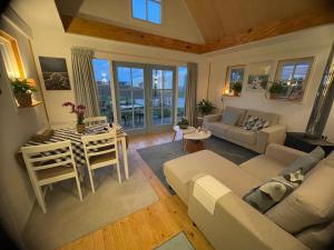 ein Wohnzimmer mit einem Sofa und einem Tisch in der Unterkunft Vakantie in Duin- en Bollenstreek in Voorhout