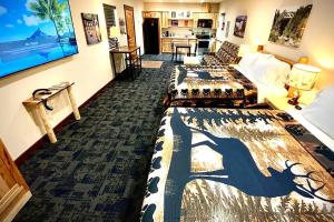 een hotelkamer met 2 bedden en een keuken bij Bear Mountain - Suite 2 in Grants Pass