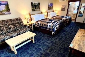 een hotelkamer met 2 bedden en een bank bij Bear Mountain - Suite 2 in Grants Pass