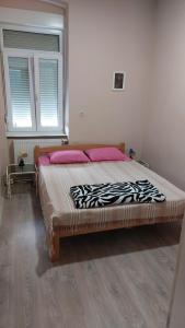 Ένα ή περισσότερα κρεβάτια σε δωμάτιο στο Apartman Central