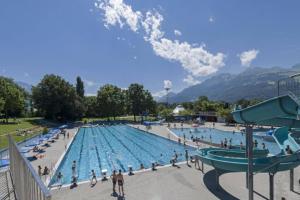 una gran piscina con gente. en Zimmer in Vaduz FL, en Vaduz