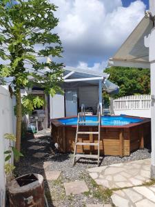 Πισίνα στο ή κοντά στο Le Sable Bleu - Évasion tropicale - PLAGE 5min - Piscine - Parking - Logement climatisé - Vue sur les palmiers - Parfait pour famille ou amis - Restau snack familial sur place
