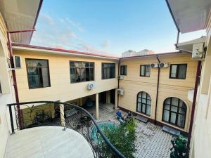 Elle offre une vue sur l'extérieur d'un bâtiment doté d'un balcon. dans l'établissement Alisher Hotel by SHOSH, à Tachkent