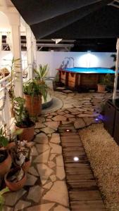 Cette chambre dispose d'une piscine et de plantes en pot. dans l'établissement Hébergements, restauration proche de la plage Caravelle, à Sainte-Anne