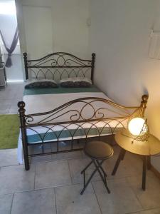 - une chambre avec un lit, une table et une lampe dans l'établissement Hébergements, restauration proche de la plage Caravelle, à Sainte-Anne