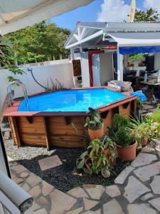 Φωτογραφία από το άλμπουμ του Le Sable Bleu - Évasion tropicale - PLAGE 5min - Piscine - Parking - Logement climatisé - Vue sur les palmiers - Parfait pour famille ou amis - Restau snack familial sur place σε Sainte-Anne
