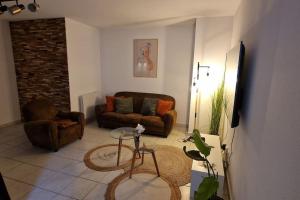 Sala de estar con 2 sofás y mesa en Les Capucins - Centre ville - Parking inclus en Belfort