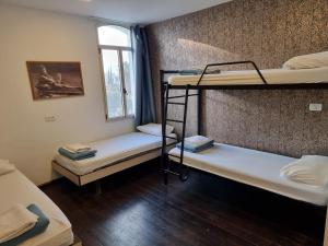 Postel nebo postele na pokoji v ubytování Haifa Hostel