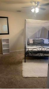 1 dormitorio con 1 cama y ventilador de techo en Hme Away from Hme en San Antonio