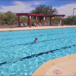 una persona nadando en una piscina en Hme Away from Hme en San Antonio